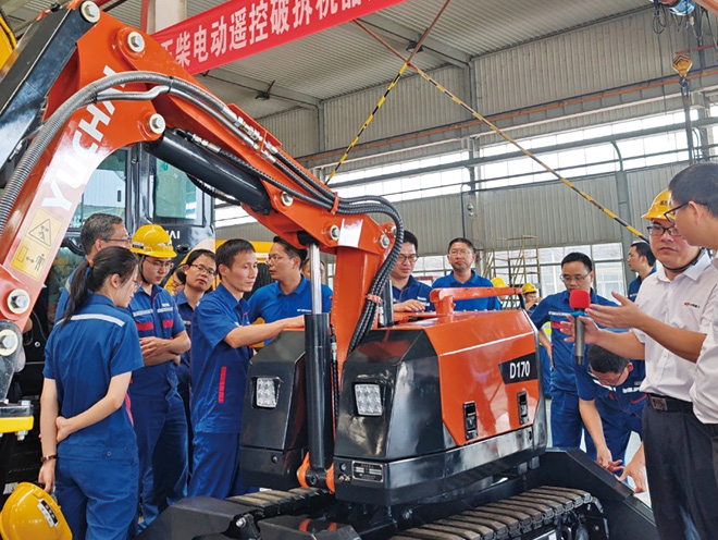 Yuchai Heavy Industry's new electric remote-controlled demolition robot and gripping saw products have successfully gone offline