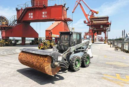 Yuchai S90 Skid Steer Loader: Field Test at COFCO Port Sets a New Benchmark for Intelligent Port Operations