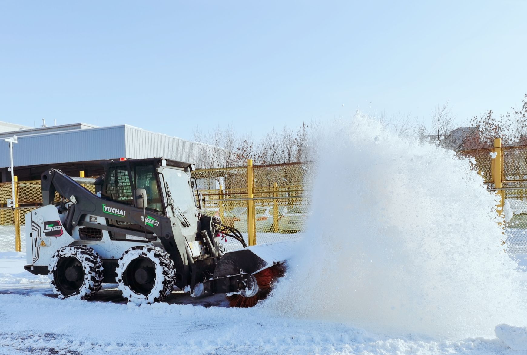 Yuchai S150 Electric Skid Steer: Conquer Winter with Versatility