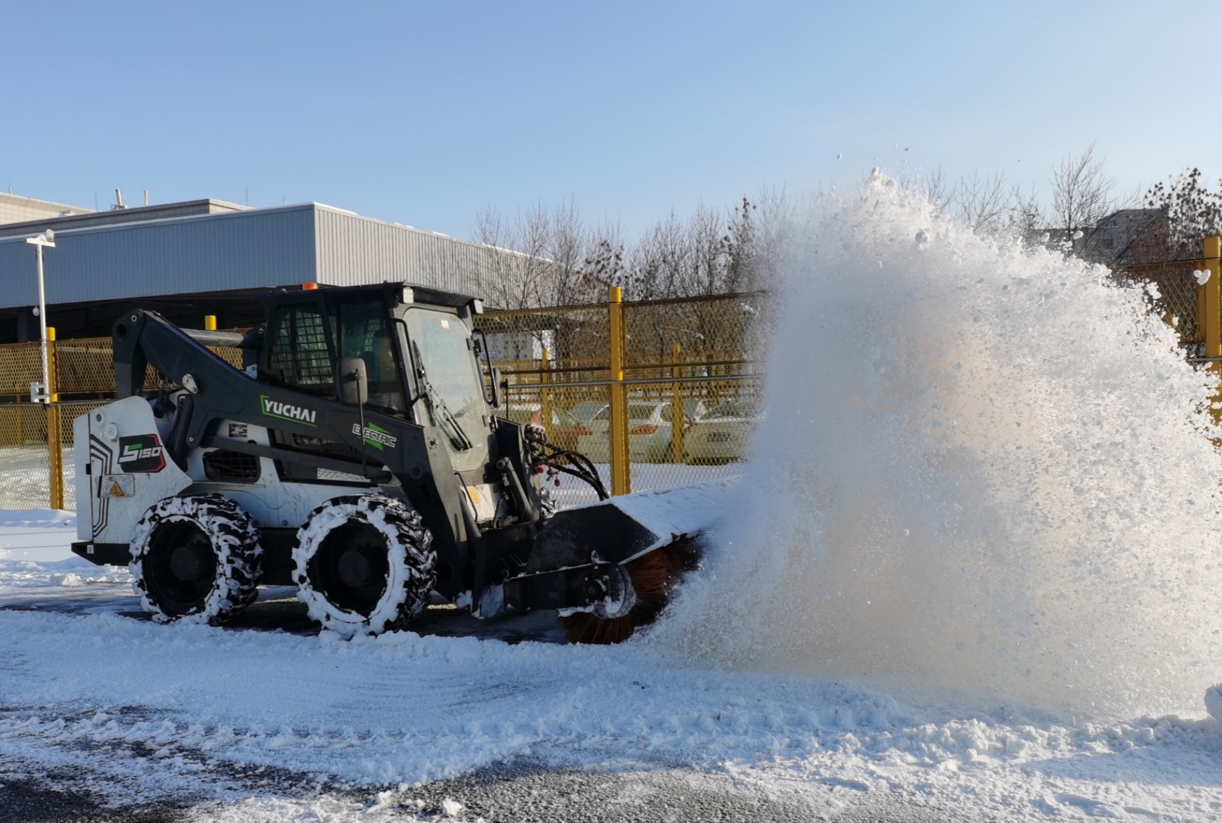 Yuchai S150 Electric Skid Steer: Conquer Winter with Versatility
