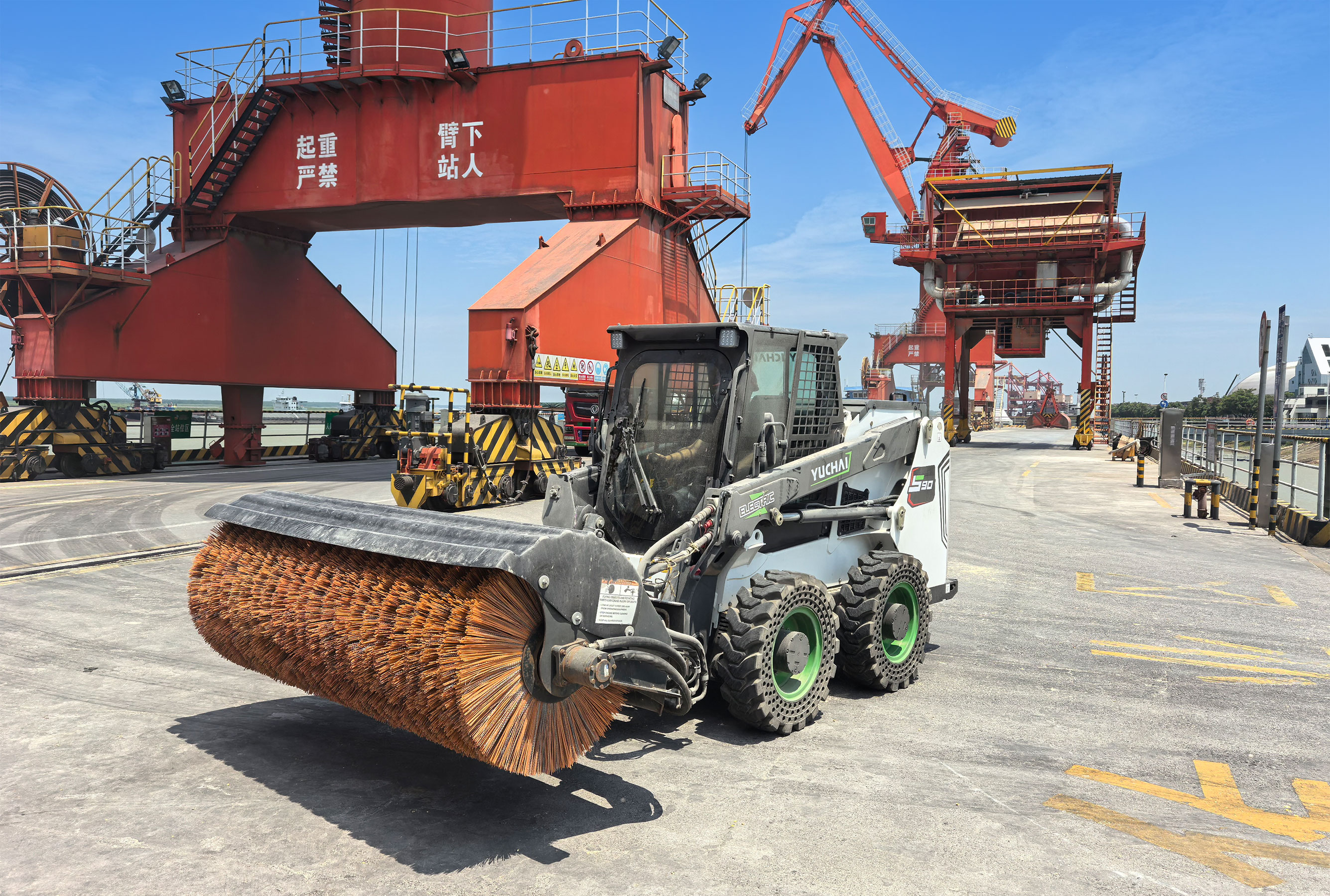 Yuchai S90 Skid Steer Loader: Field Test at COFCO Port Sets a New Benchmark for Intelligent Port Operations