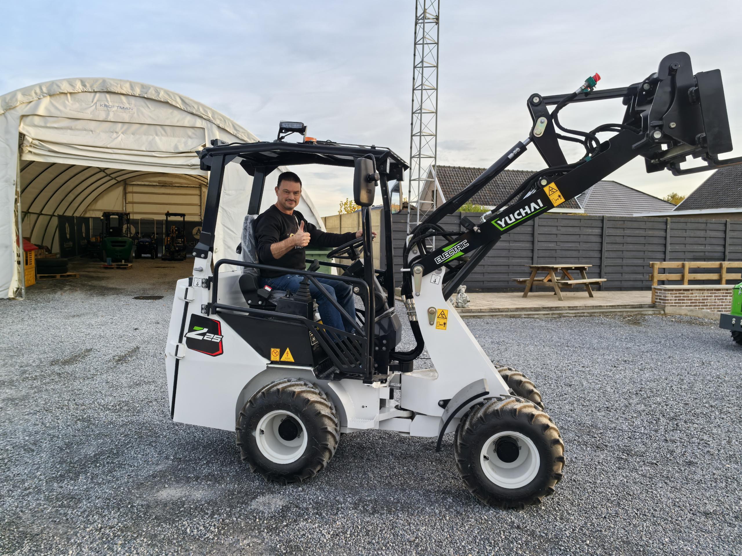 Leaders Of Yuchai Equipment, Accompanied By Service Staff And Sales Representatives, Traveled To Europe For Business Negotiations Leaders Of Yuchai Equipment, Accompanied By Service Staff And Sales Representatives, Traveled To Europe For Business Negotiations