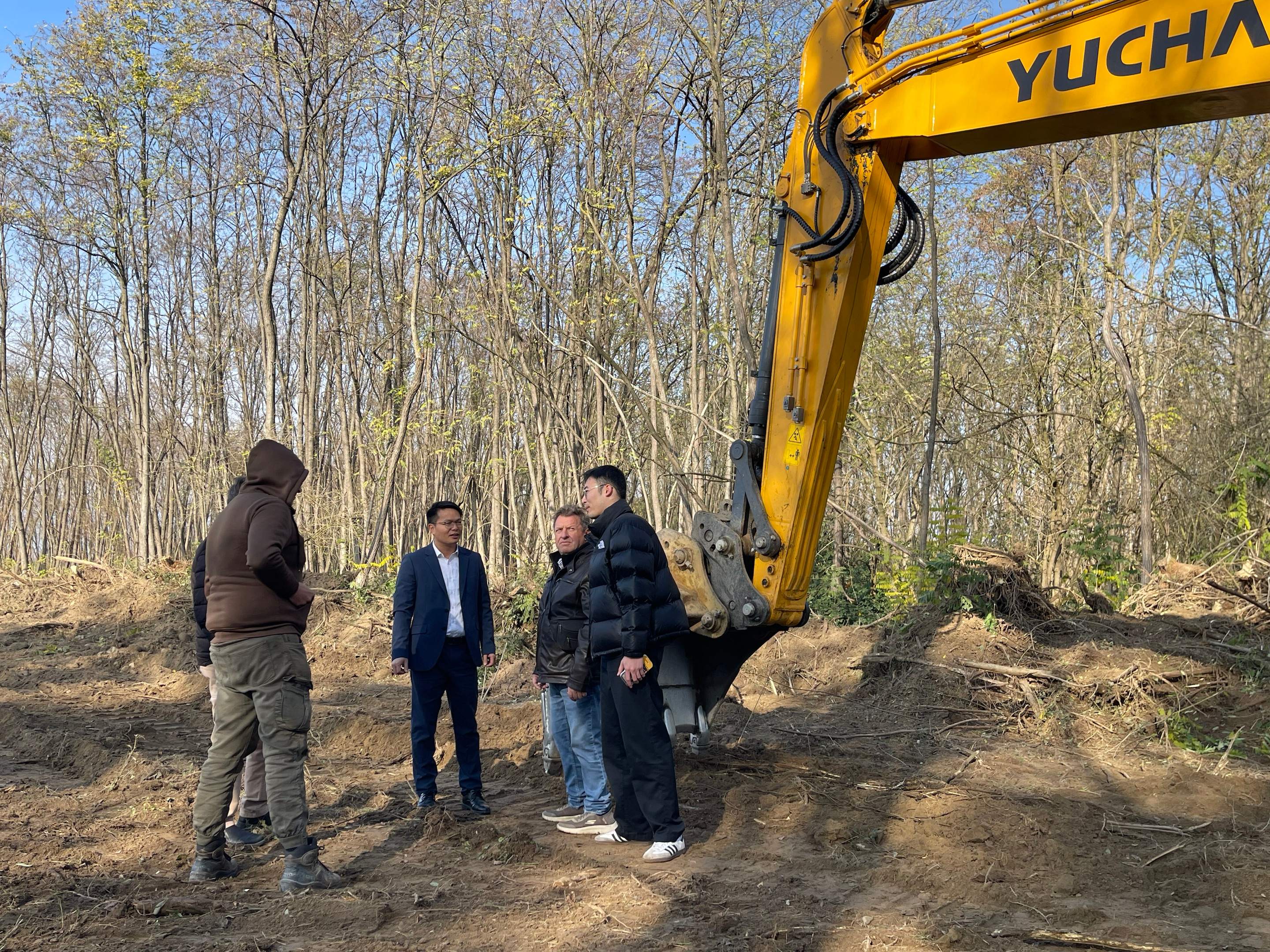 Leaders Of Yuchai Equipment, Accompanied By Service Staff And Sales Representatives, Traveled To Europe For Business Negotiations Leaders Of Yuchai Equipment, Accompanied By Service Staff And Sales Representatives, Traveled To Europe For Business Negotiations