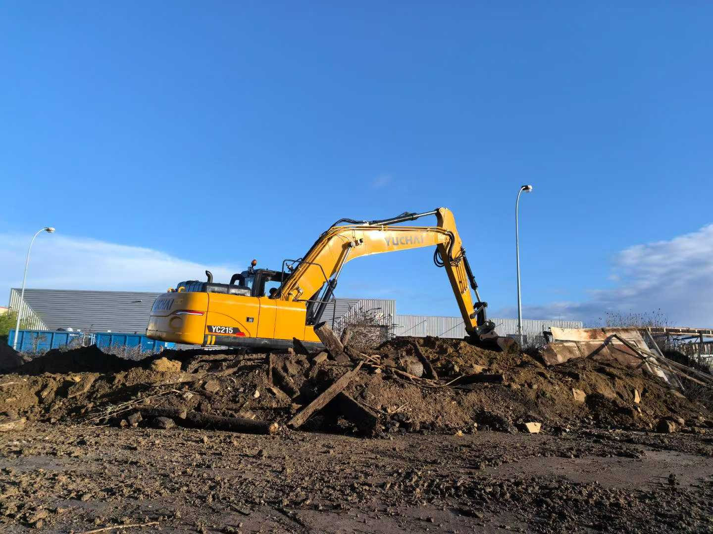 YC215-9: Battle-Hardened Strength to Dominate Real-World Worksites!