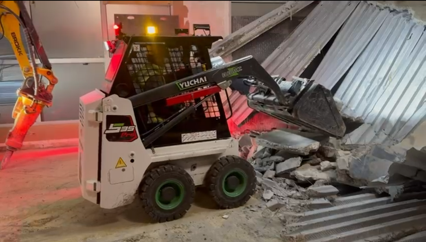 Yuchai S35 Excavator: Exceptional Performance in Confined Spaces Shines in French Construction Projects