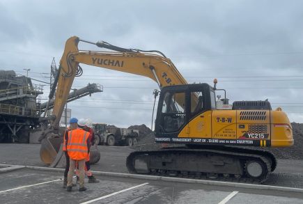 Yuchai Equipment und ein französischer Händler besuchen lokale Kunden mit YC215