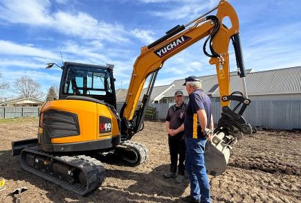 Yuchai Equipment en una discusión en profundidad sobre la excavadora U60 con un socio neozelandés de largo plazo