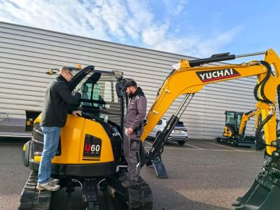 Los líderes de Yuchai Equipment, acompañados por personal de servicio y representantes de ventas, viajaron a Europa para negociaciones comerciales