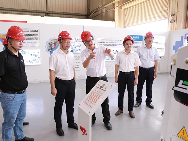 Liang Wei, Secretary of the Luchuan County Party Committee, and his delegation visited Yuchai Heavy Industry for a research and exchange visit