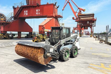 La chargeuse compacte Yuchai S90 brille lors du test portuaire COFCO, établissant une nouvelle norme pour les opérations portuaires intelligentes