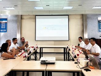 O diretor Ramil e sua equipe da Companhia na Ásia Central visitaram a indústria pesada de Yuchai