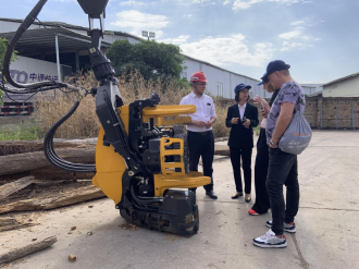 Clientes florestais europeus visitam negociações de negócios